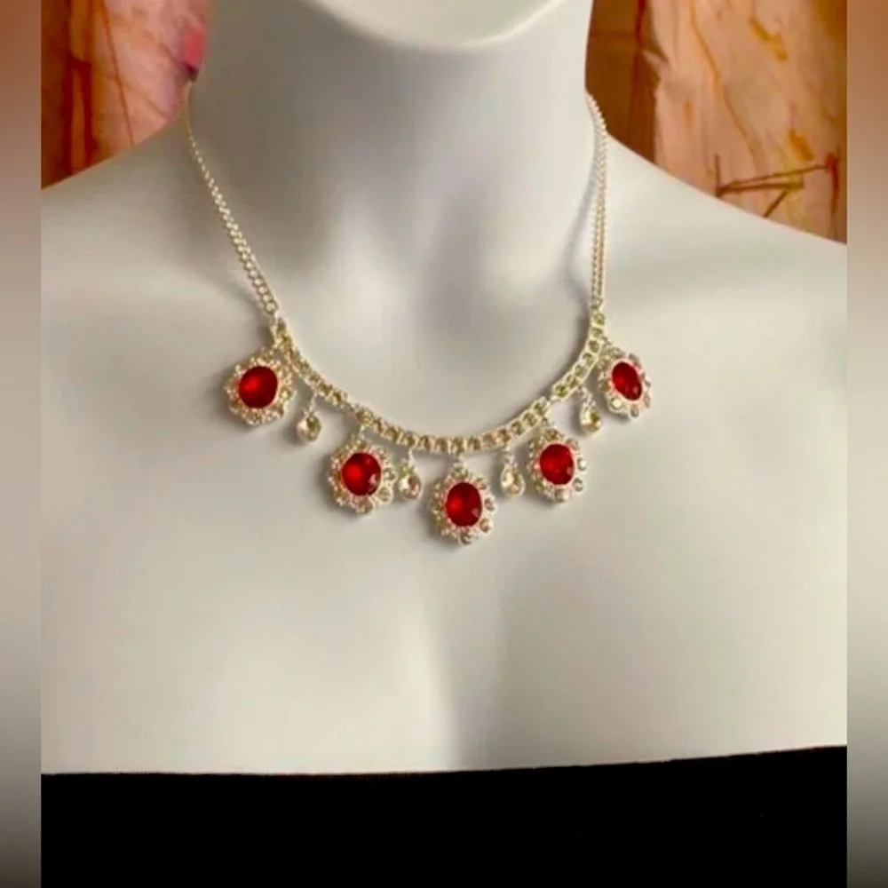 ♦️ AVON NIB STUNNING ROYAL RED NECKLACE AND EARRING SET Ensemble  Old Stock